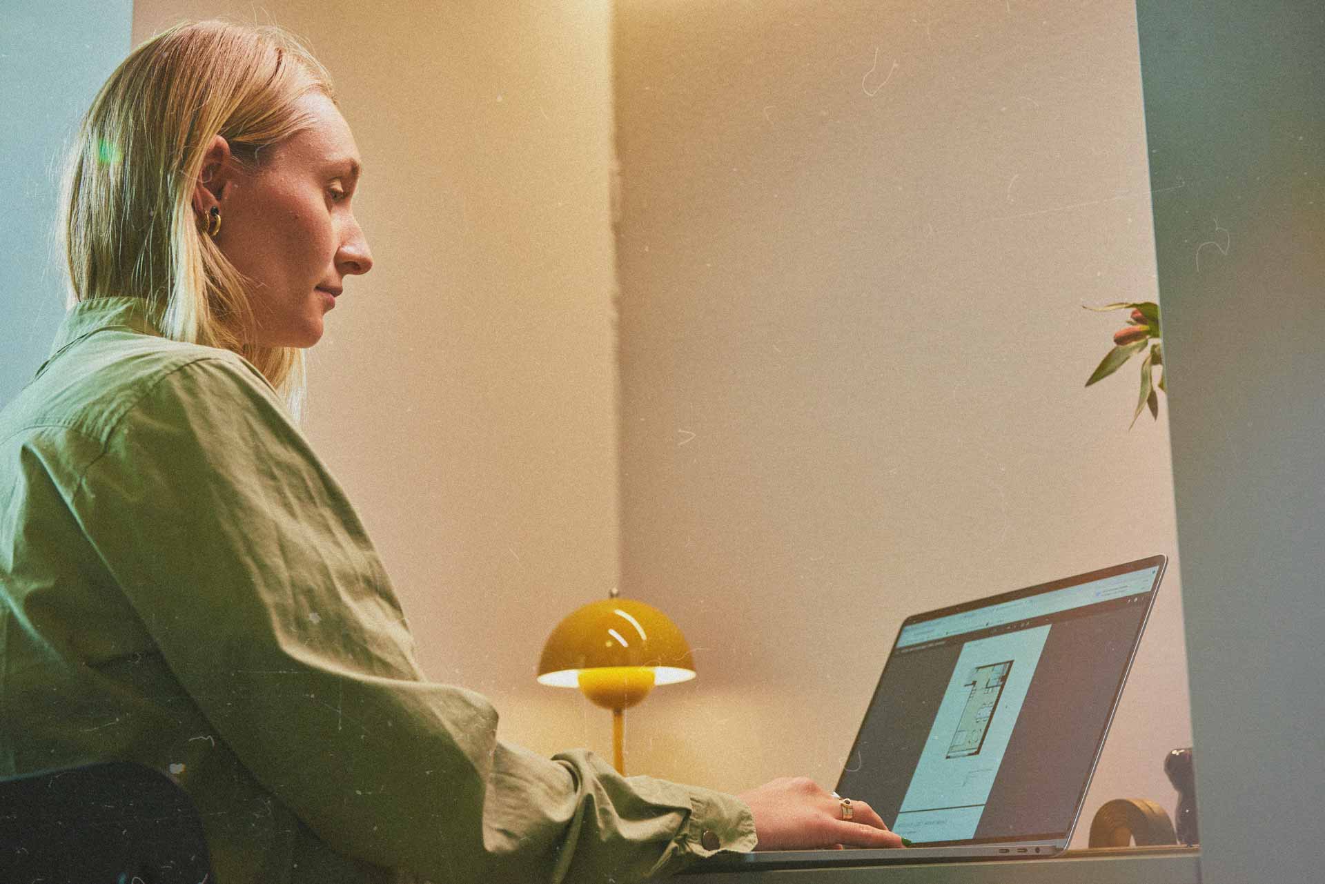 pige-arbejder-paa-computer